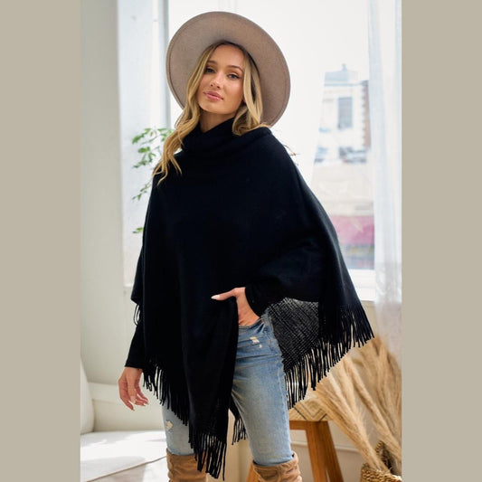 Rollkragen-Poncho aus Acrylstrick mit asymmetrischem Fransenbesatz
