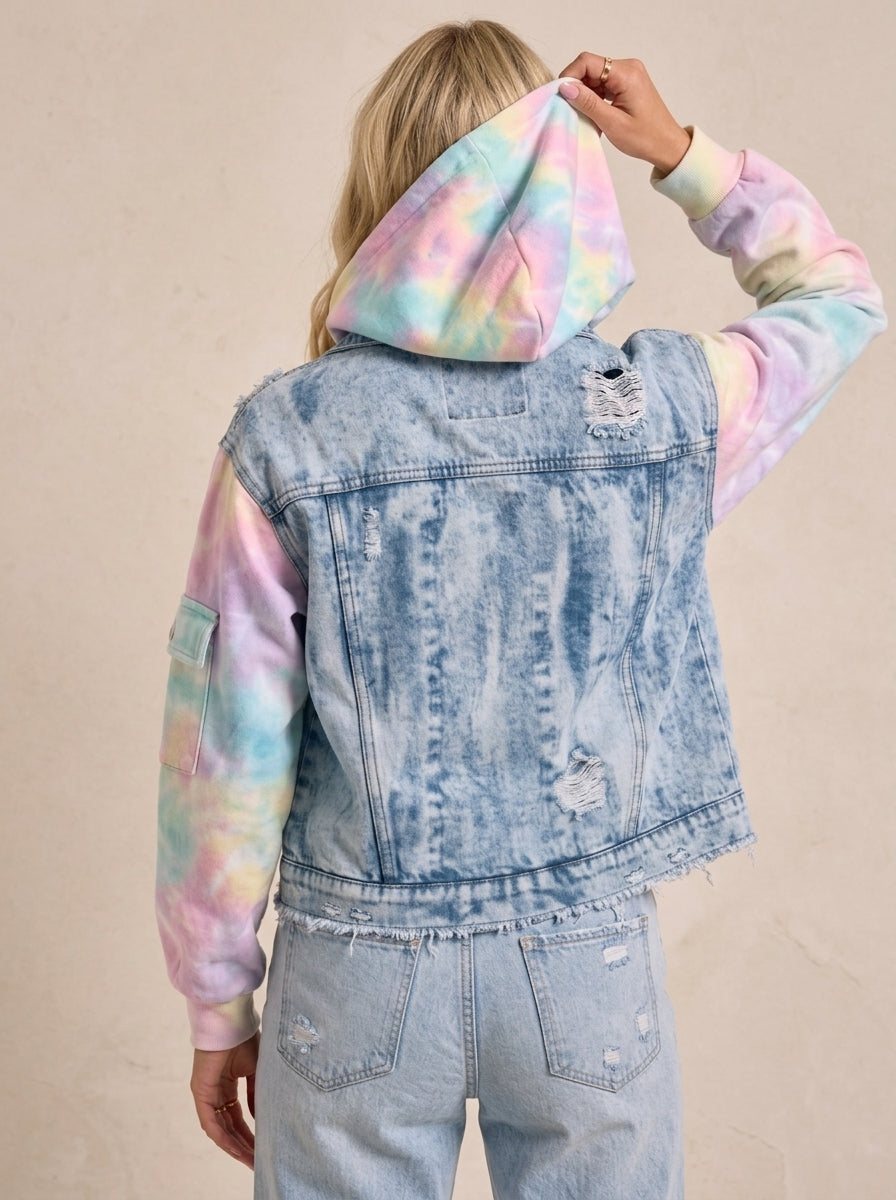 Chaqueta con capucha de mezclilla envejecida de algodón teñido en tonos pastel con hebillas