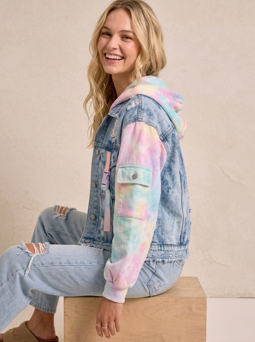 Chaqueta con capucha de mezclilla envejecida de algodón teñido en tonos pastel con hebillas
