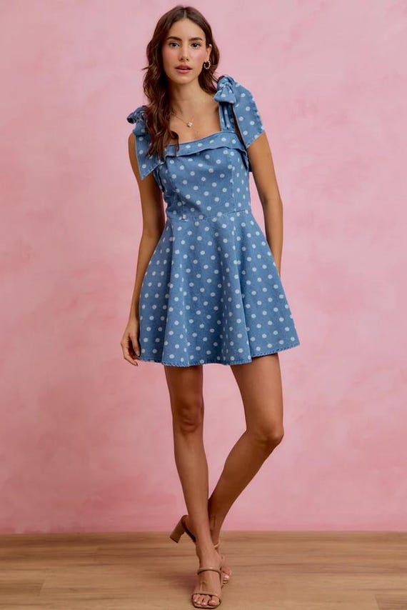 Retro-Denim-Minikleid mit Polka-Dots, gerüschter Vorderseite und verstellbaren Schleifenträgern