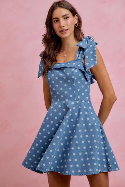 Retro-Denim-Minikleid mit Polka-Dots, gerüschter Vorderseite und verstellbaren Schleifenträgern