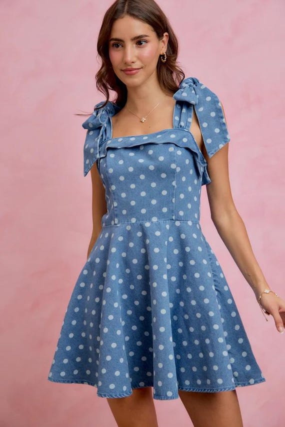 Retro-Denim-Minikleid mit Polka-Dots, gerüschter Vorderseite und verstellbaren Schleifenträgern