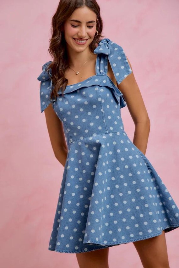 Retro-Denim-Minikleid mit Polka-Dots, gerüschter Vorderseite und verstellbaren Schleifenträgern