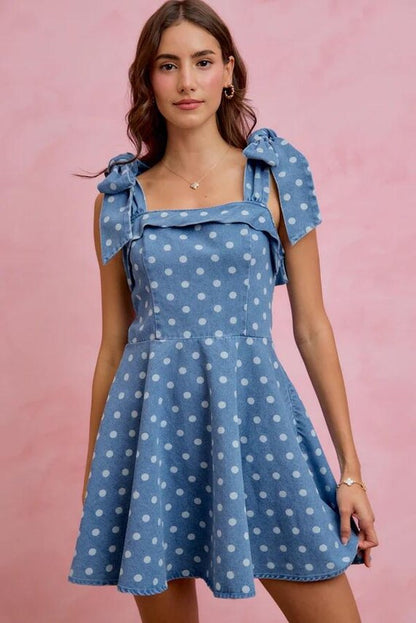 Retro-Denim-Minikleid mit Polka-Dots, gerüschter Vorderseite und verstellbaren Schleifenträgern