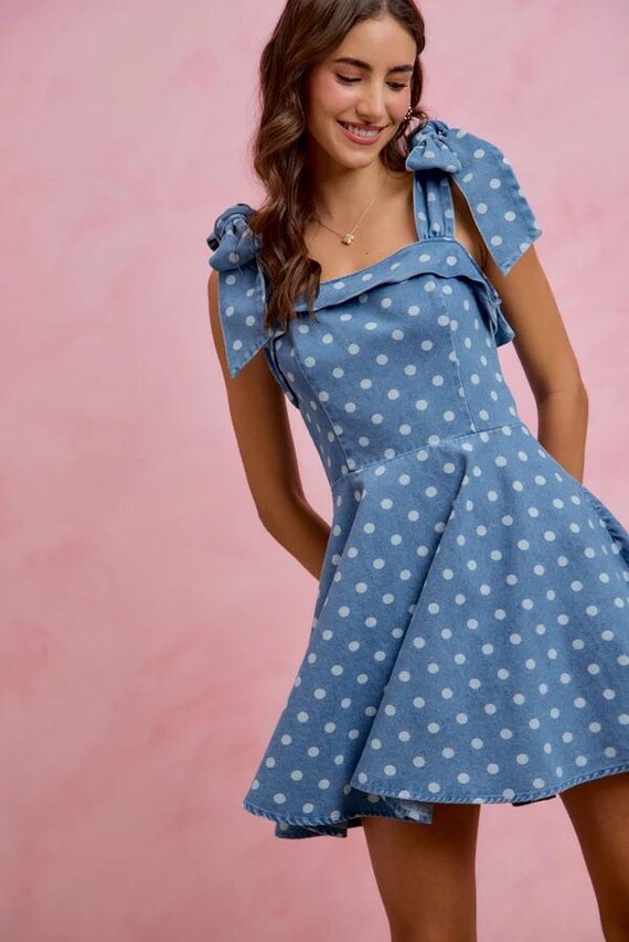 Retro-Denim-Minikleid mit Polka-Dots, gerüschter Vorderseite und verstellbaren Schleifenträgern