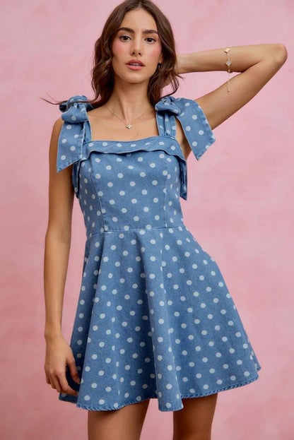 Retro-Denim-Minikleid mit Polka-Dots, gerüschter Vorderseite und verstellbaren Schleifenträgern