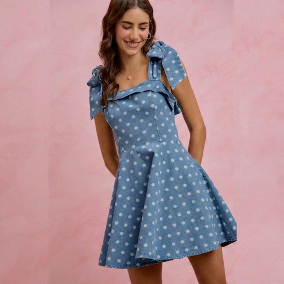 Retro-Denim-Minikleid mit Polka-Dots, gerüschter Vorderseite und verstellbaren Schleifenträgern