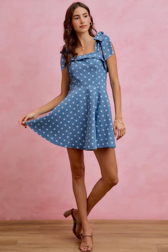 Retro-Denim-Minikleid mit Polka-Dots, gerüschter Vorderseite und verstellbaren Schleifenträgern