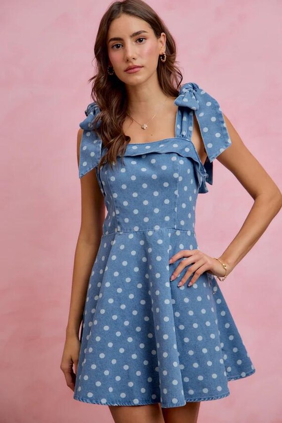 Retro-Denim-Minikleid mit Polka-Dots, gerüschter Vorderseite und verstellbaren Schleifenträgern
