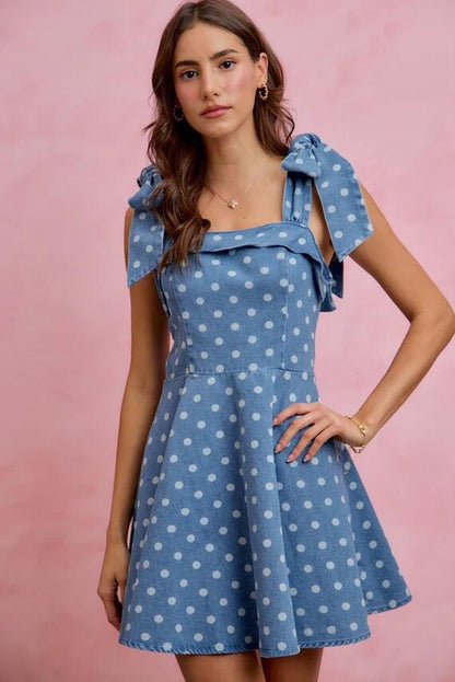 Retro-Denim-Minikleid mit Polka-Dots, gerüschter Vorderseite und verstellbaren Schleifenträgern