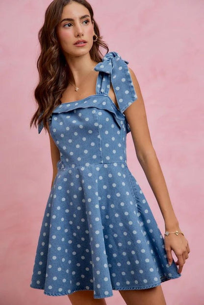 Retro-Denim-Minikleid mit Polka-Dots, gerüschter Vorderseite und verstellbaren Schleifenträgern
