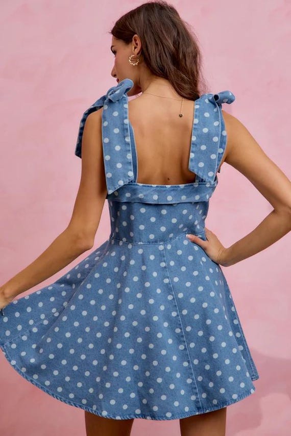 Retro-Denim-Minikleid mit Polka-Dots, gerüschter Vorderseite und verstellbaren Schleifenträgern