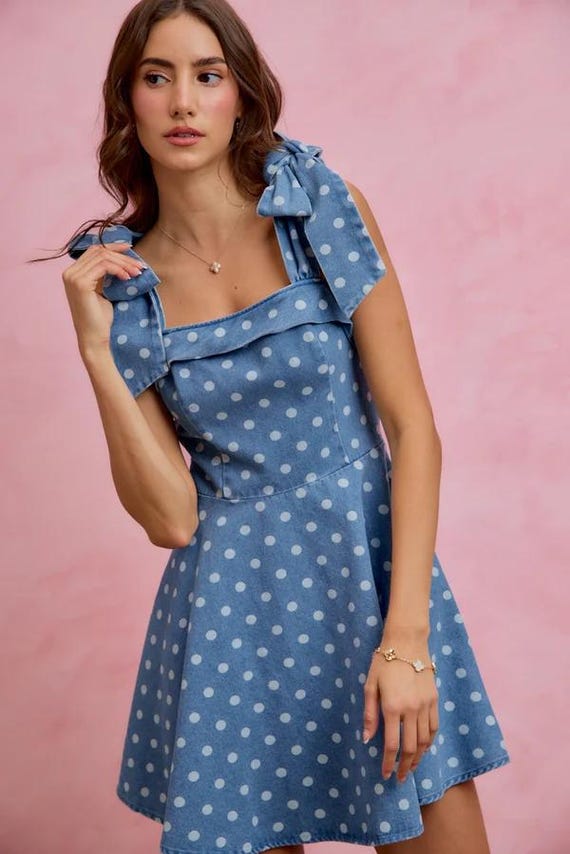 Retro-Denim-Minikleid mit Polka-Dots, gerüschter Vorderseite und verstellbaren Schleifenträgern