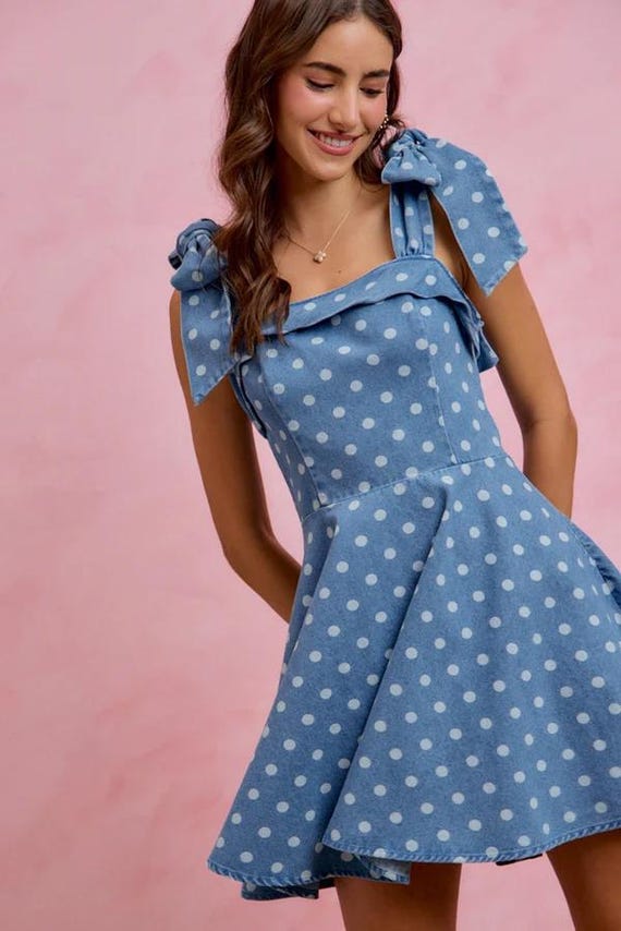 Retro-Denim-Minikleid mit Polka-Dots, gerüschter Vorderseite und verstellbaren Schleifenträgern