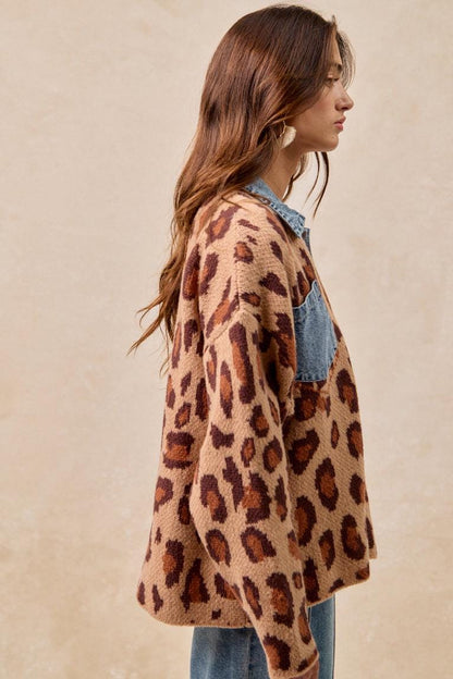 Seiden- & Spitzen-Shacket mit Leopardenmuster und Strickbesatz aus Denim
