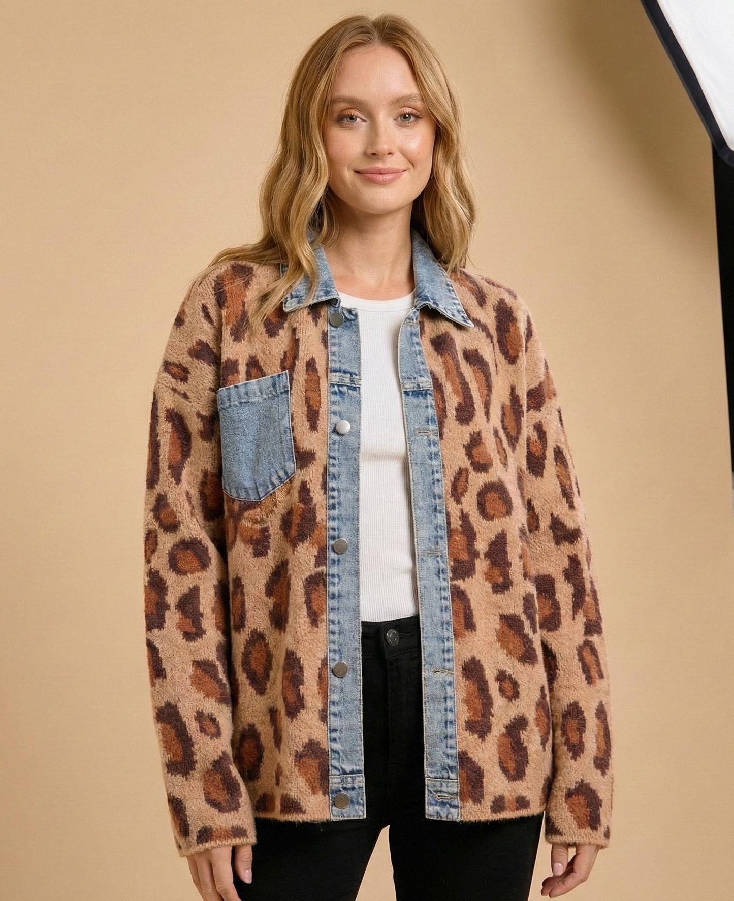Seiden- & Spitzen-Shacket mit Leopardenmuster und Strickbesatz aus Denim