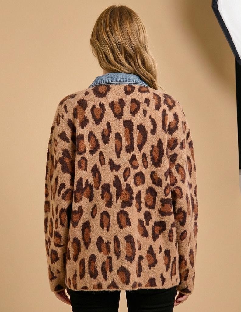 Seiden- & Spitzen-Shacket mit Leopardenmuster und Strickbesatz aus Denim