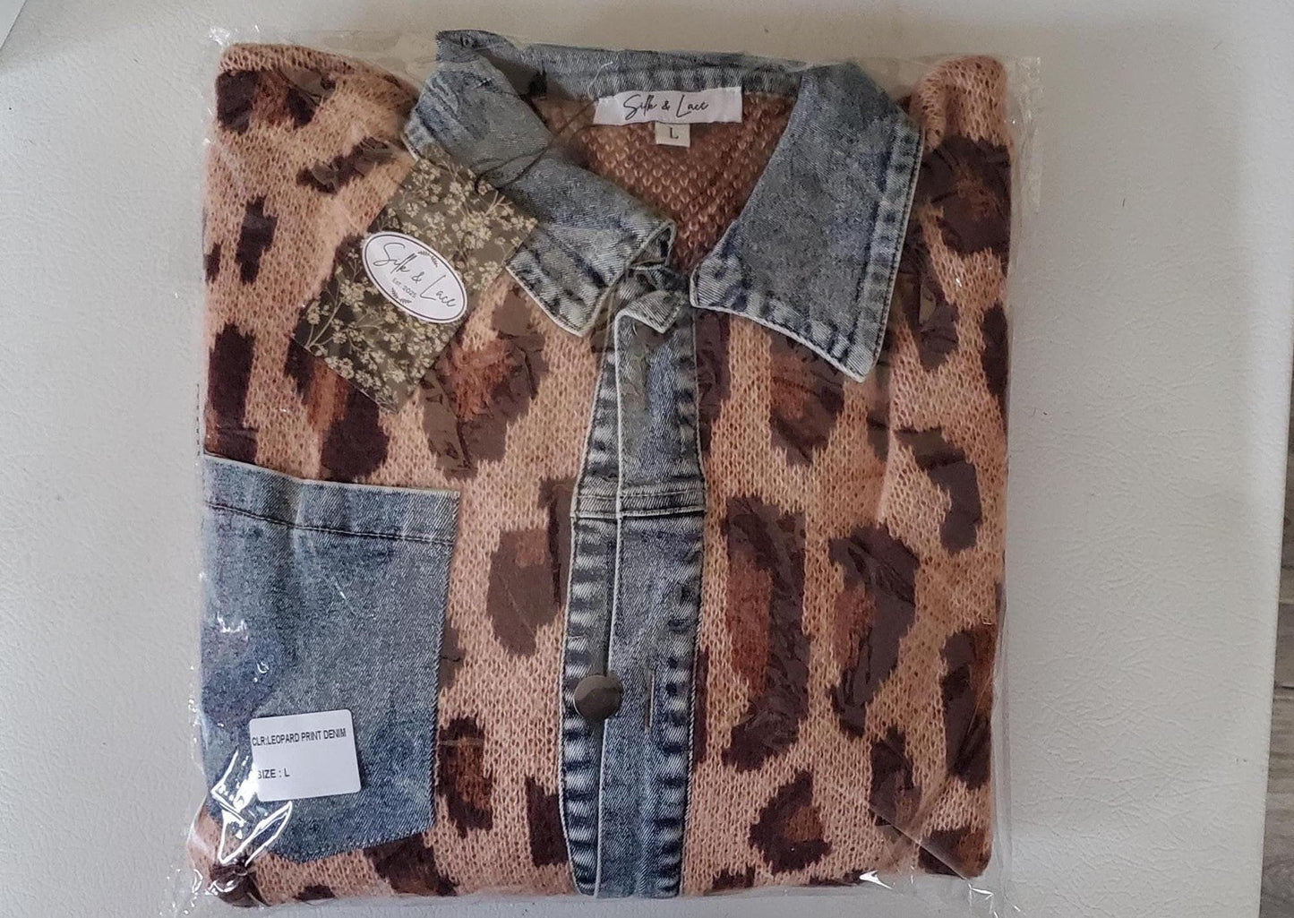 Seiden- & Spitzen-Shacket mit Leopardenmuster und Strickbesatz aus Denim